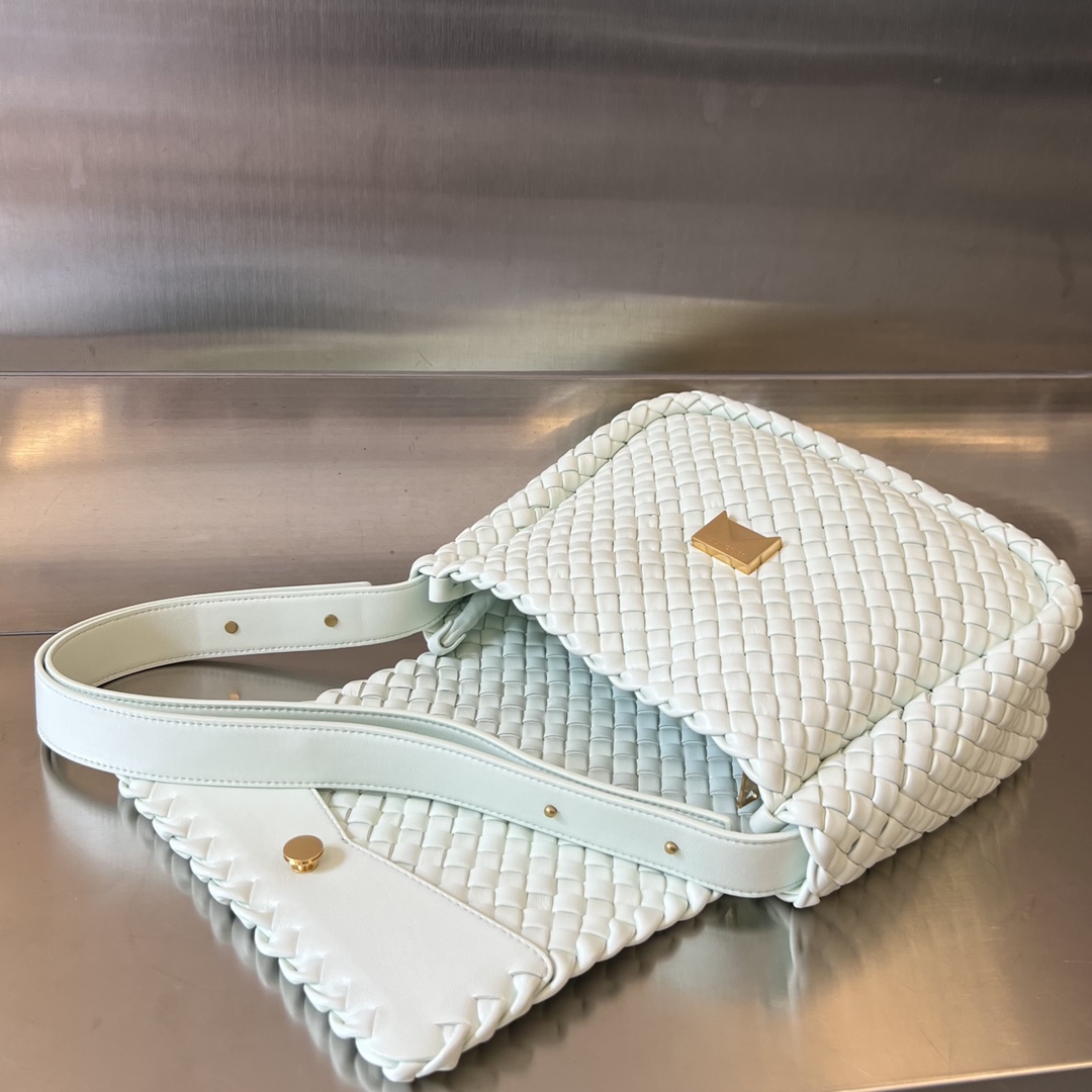 bo*te*ga Ve*ne*ta small cobble shoulder bag