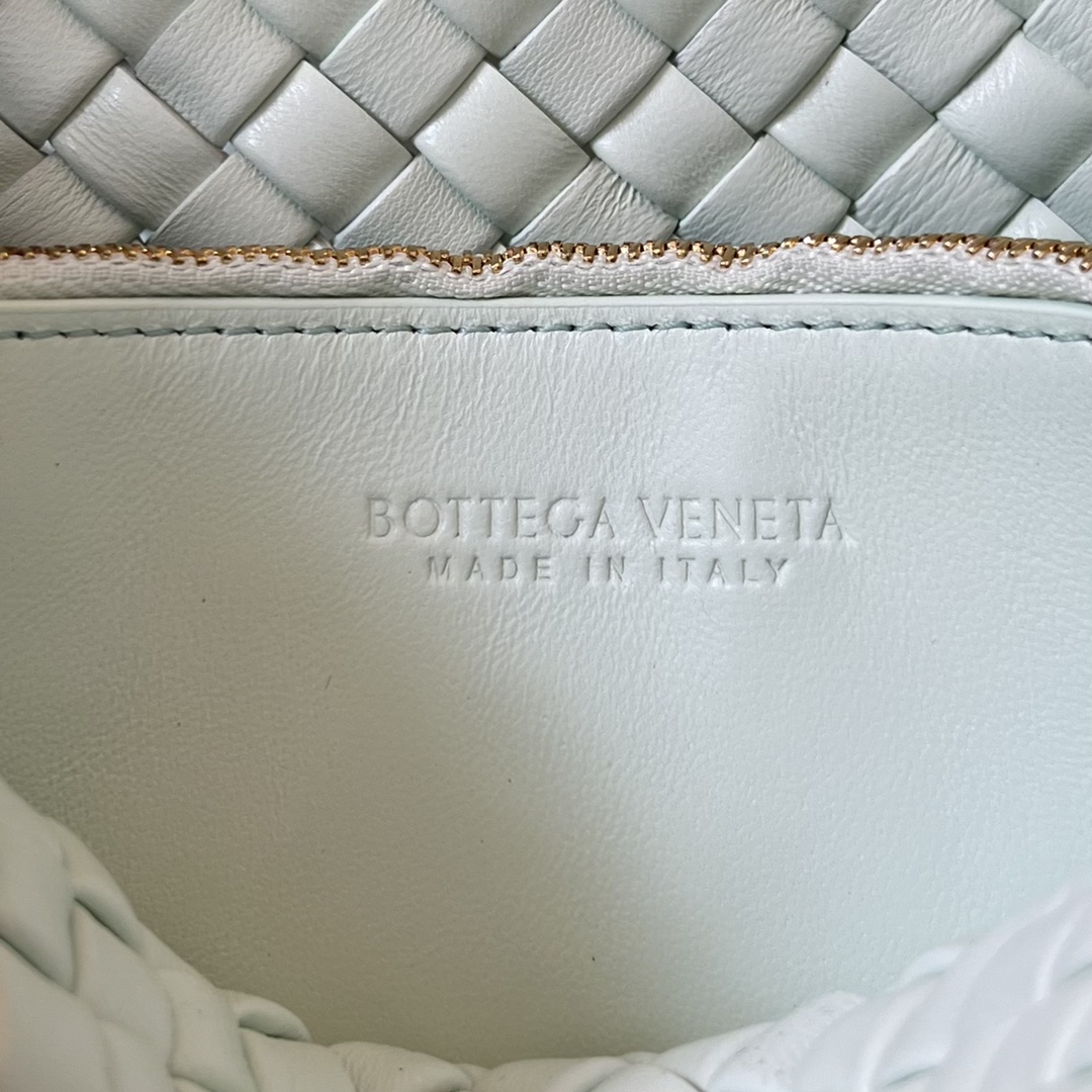 bo*te*ga Ve*ne*ta small cobble shoulder bag