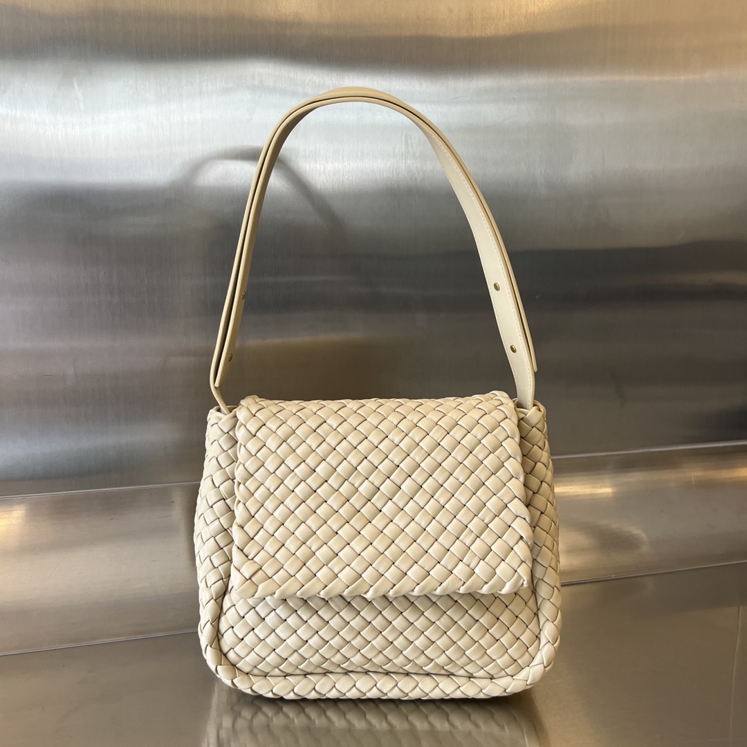 bo*te*ga Ve*ne*ta small cobble shoulder bag
