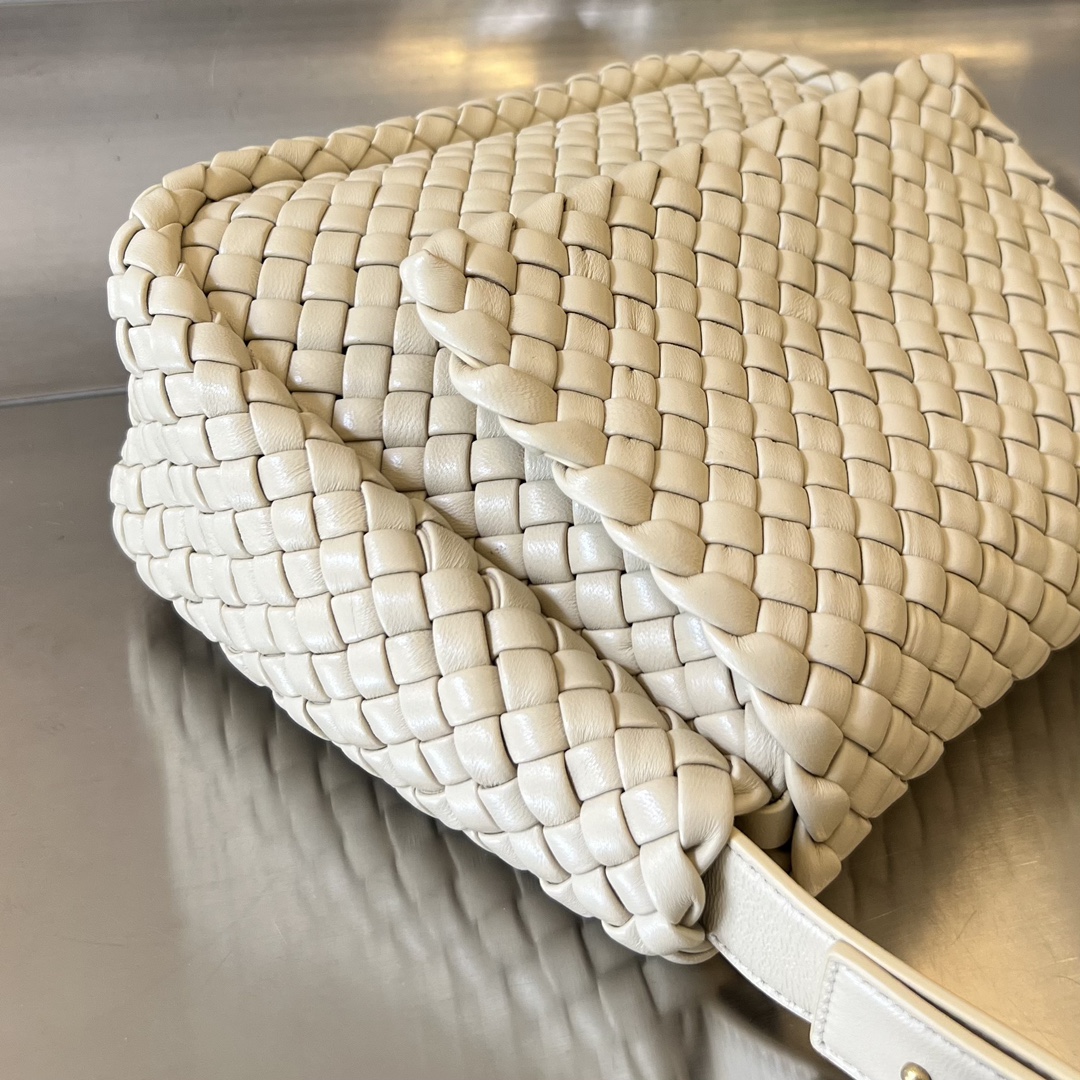 bo*te*ga Ve*ne*ta small cobble shoulder bag