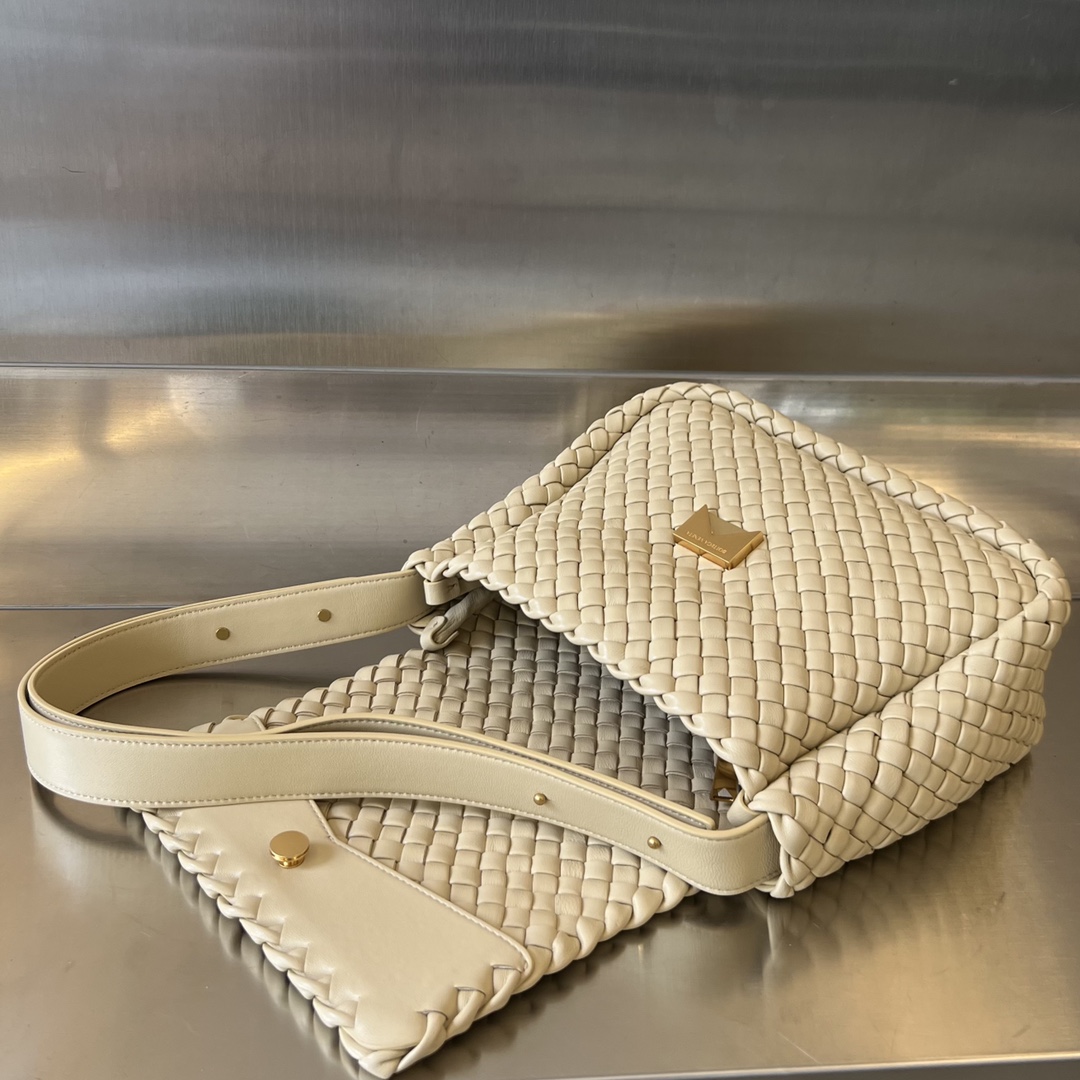 bo*te*ga Ve*ne*ta small cobble shoulder bag