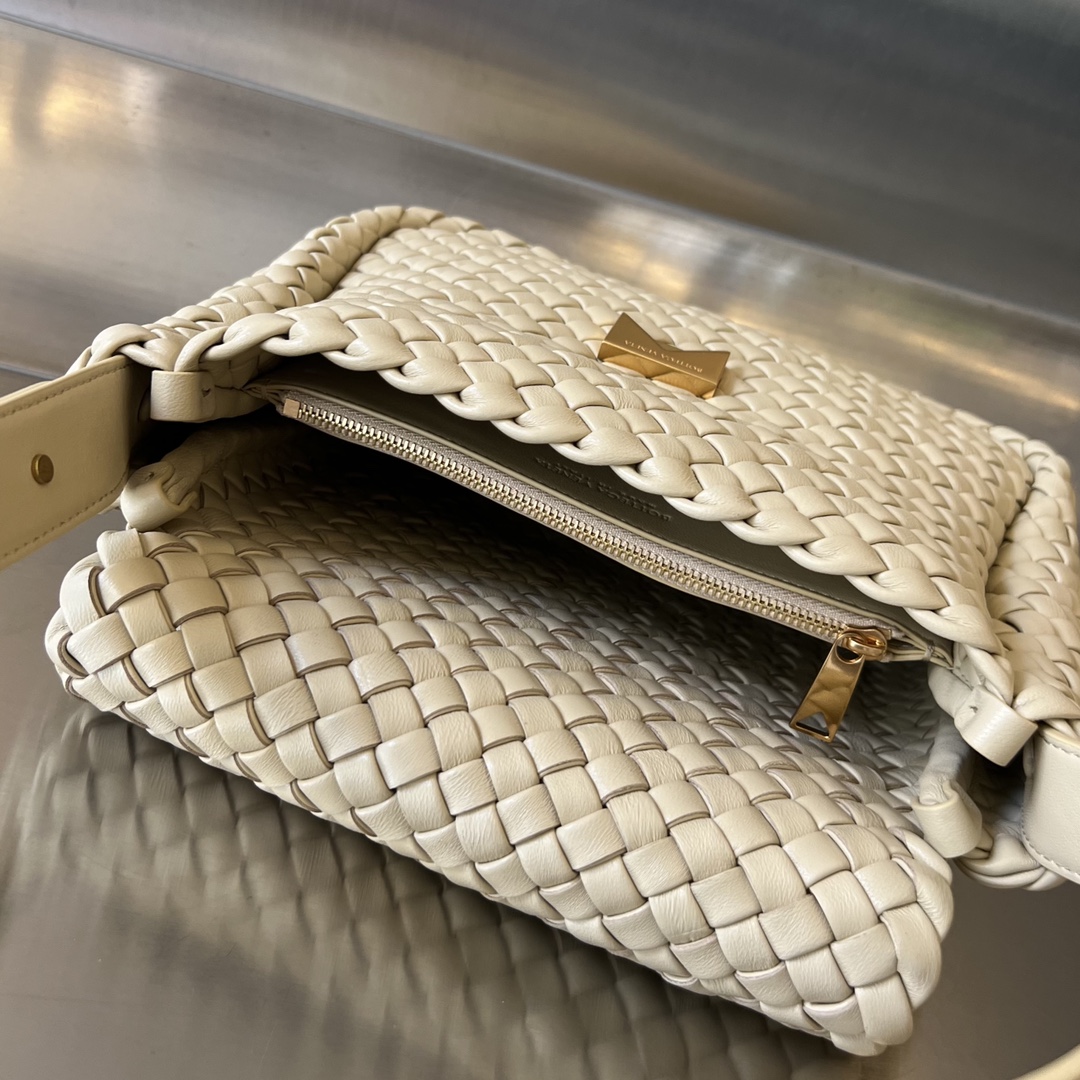 bo*te*ga Ve*ne*ta small cobble shoulder bag