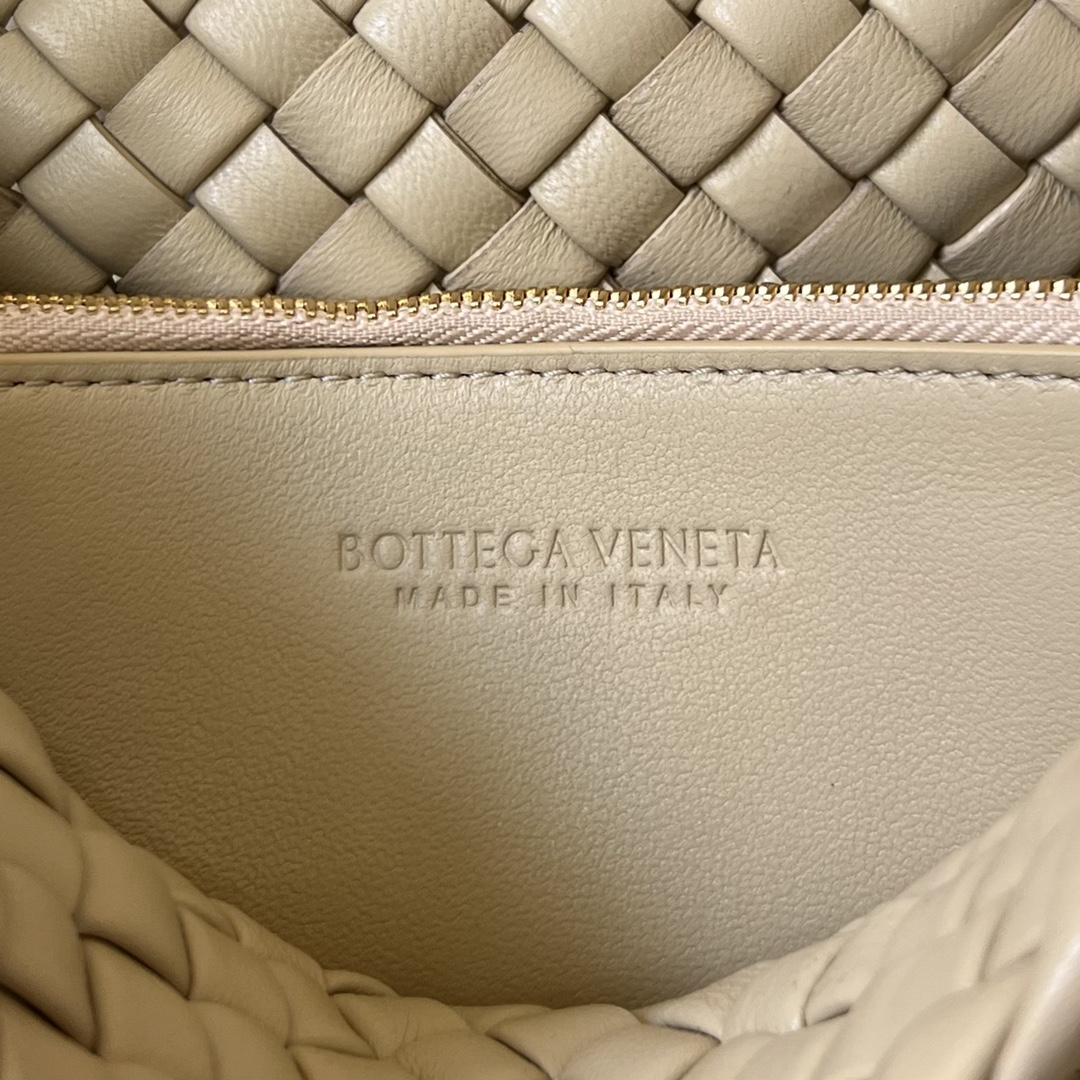 bo*te*ga Ve*ne*ta small cobble shoulder bag