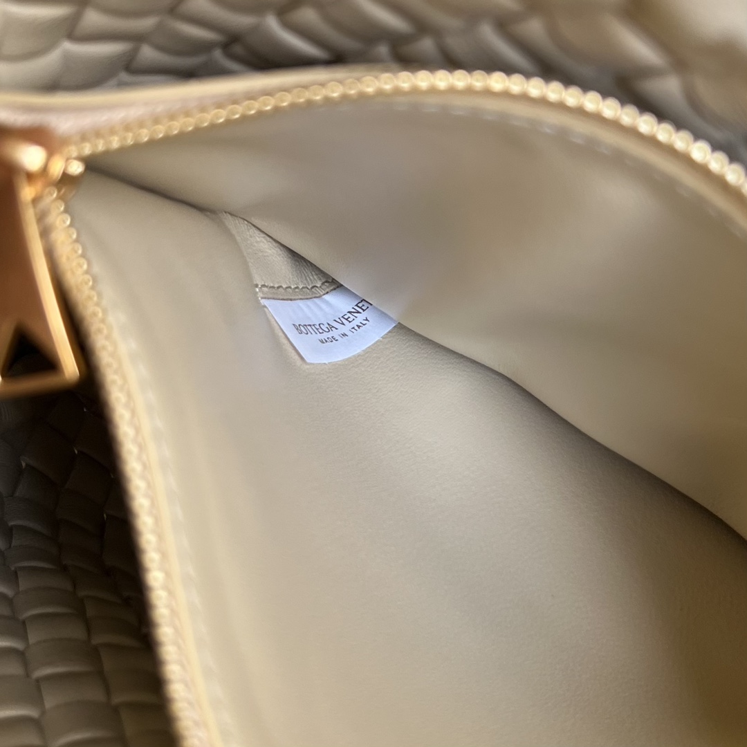 bo*te*ga Ve*ne*ta small cobble shoulder bag