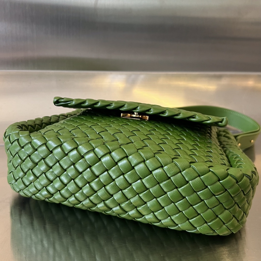 bo*te*ga Ve*ne*ta small cobble shoulder bag