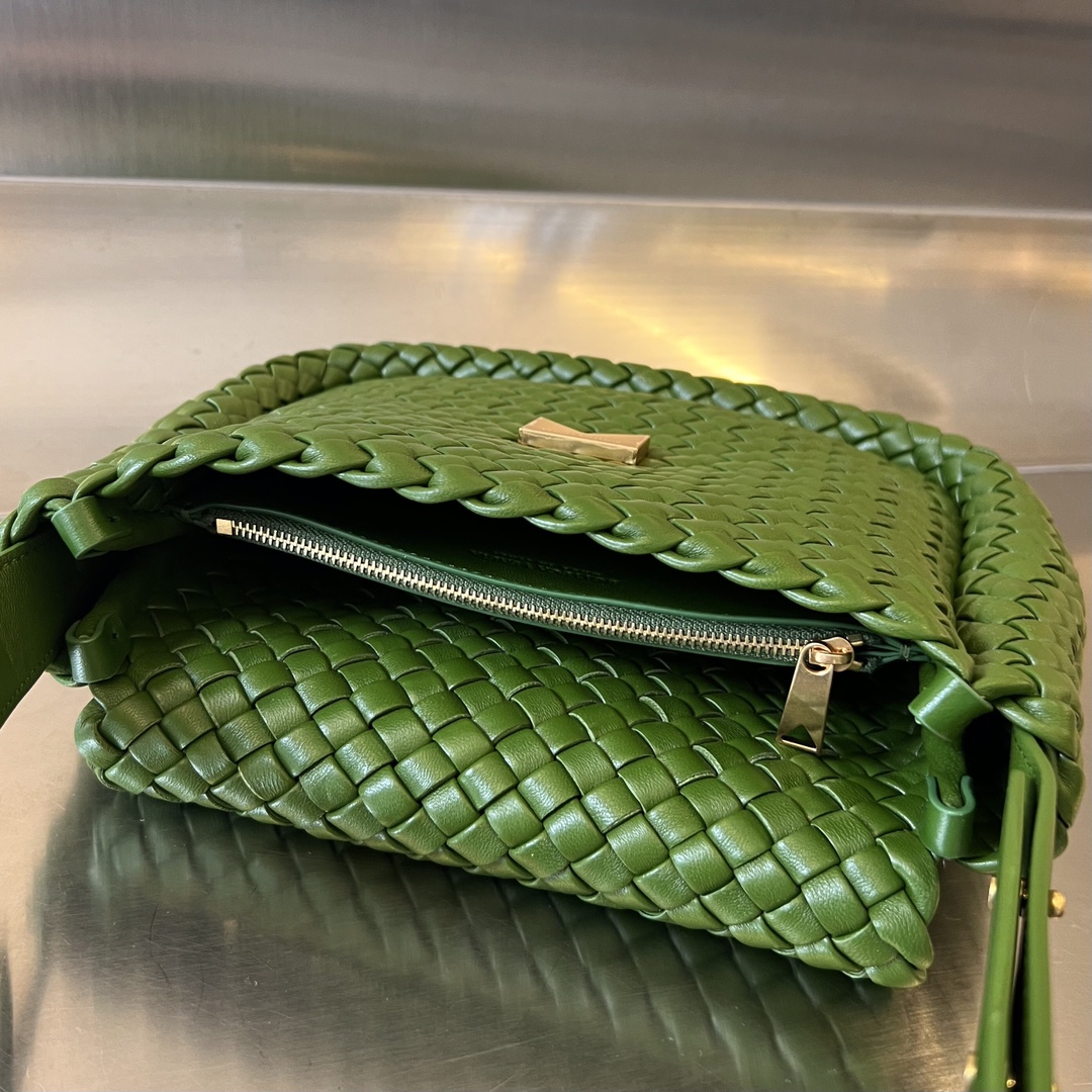 bo*te*ga Ve*ne*ta small cobble shoulder bag