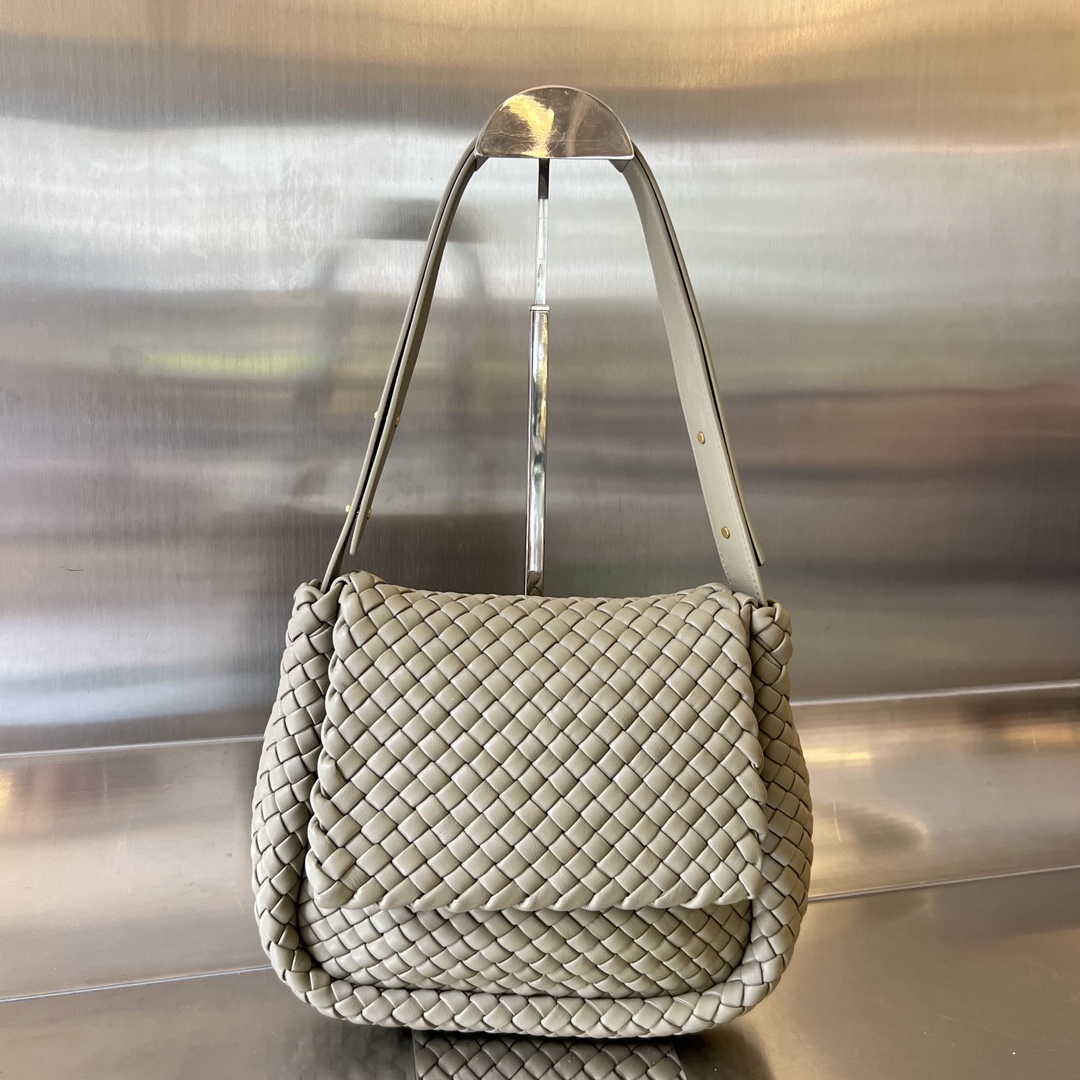 bo*te*ga Ve*ne*ta small cobble shoulder bag