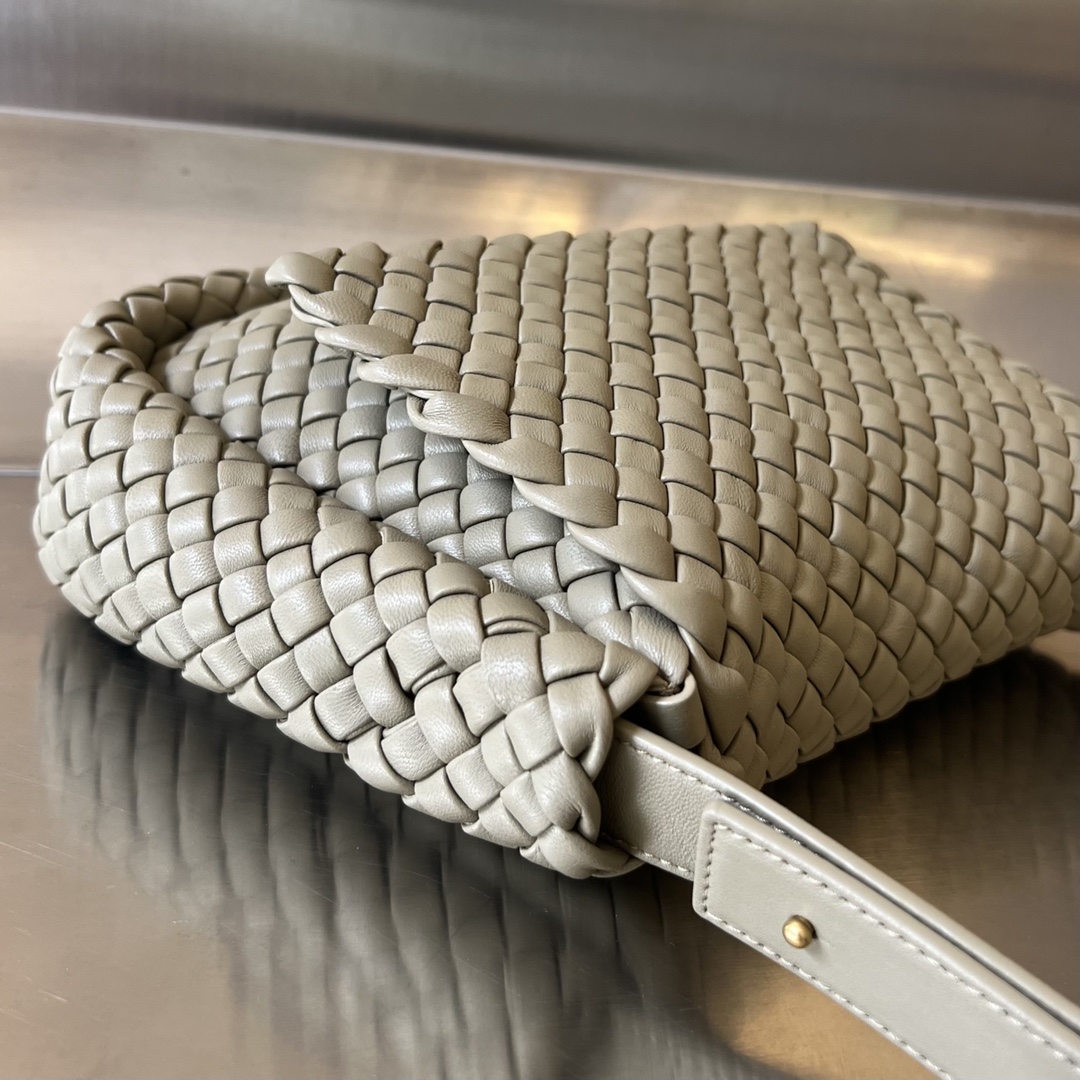 bo*te*ga Ve*ne*ta small cobble shoulder bag