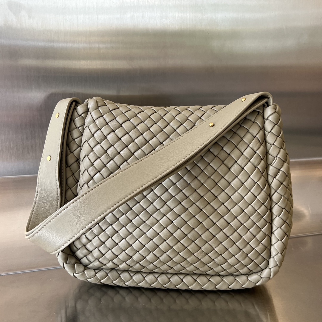 bo*te*ga Ve*ne*ta small cobble shoulder bag
