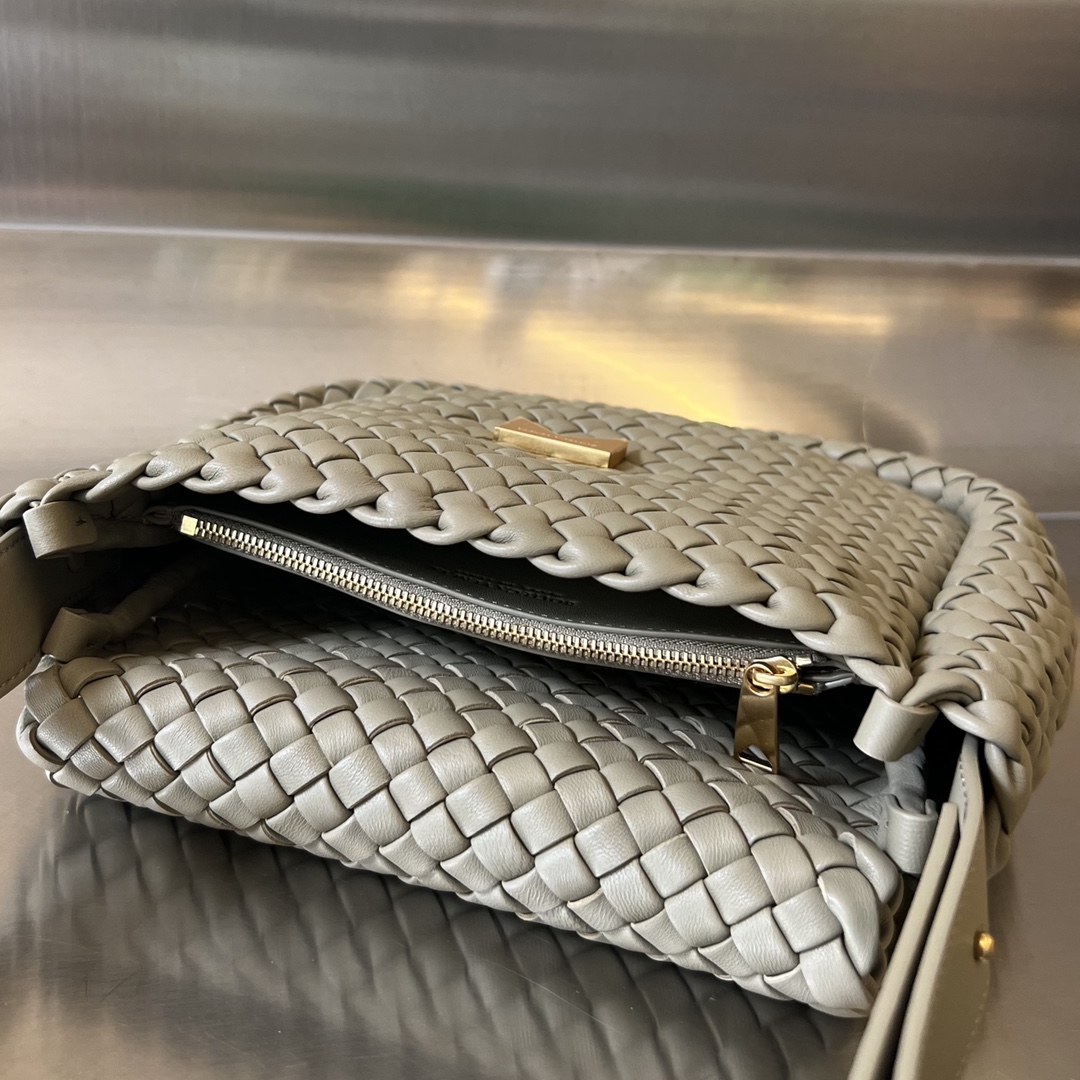 bo*te*ga Ve*ne*ta small cobble shoulder bag