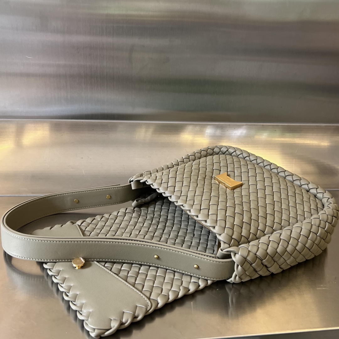 bo*te*ga Ve*ne*ta small cobble shoulder bag