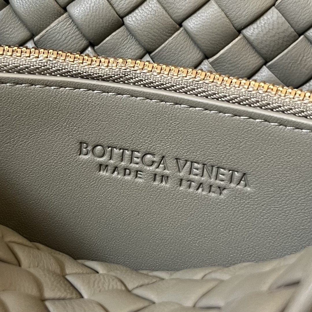 bo*te*ga Ve*ne*ta small cobble shoulder bag