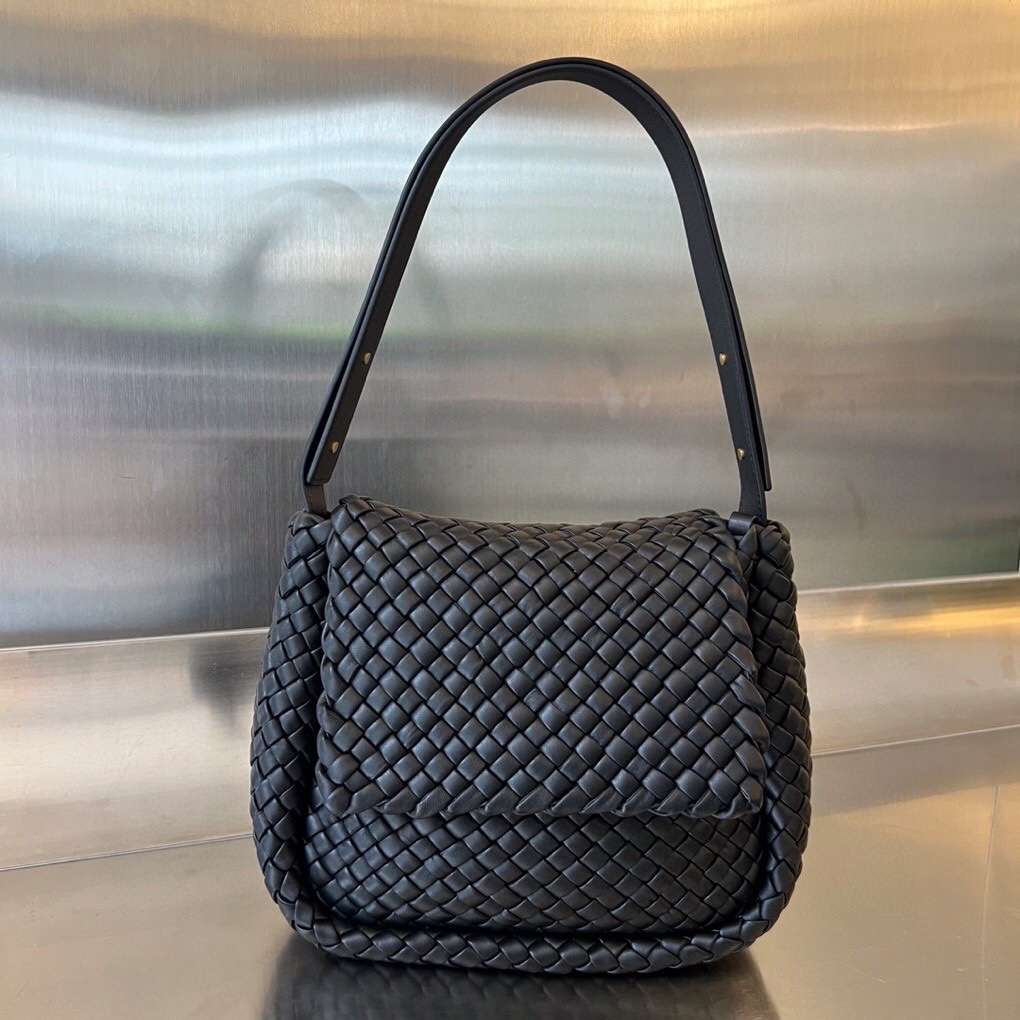 bo*te*ga Ve*ne*ta small cobble shoulder bag