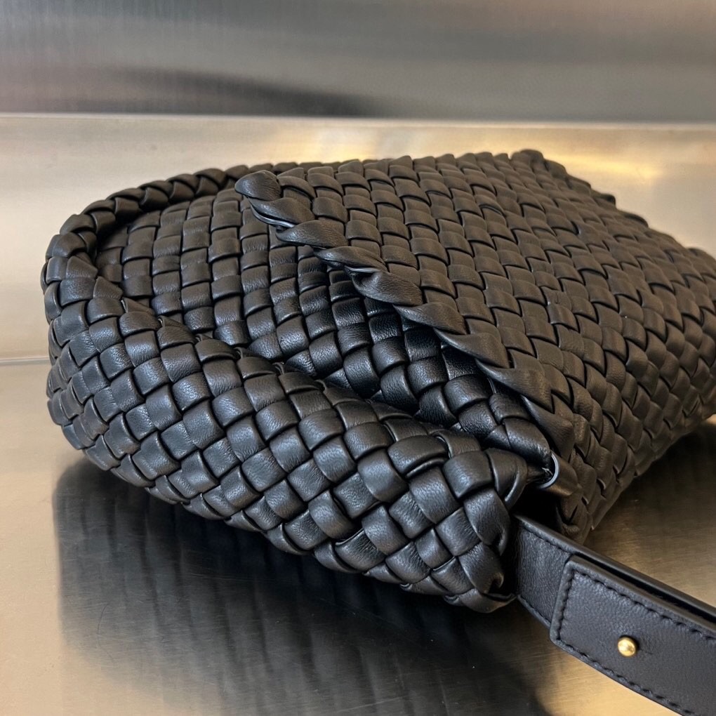 bo*te*ga Ve*ne*ta small cobble shoulder bag