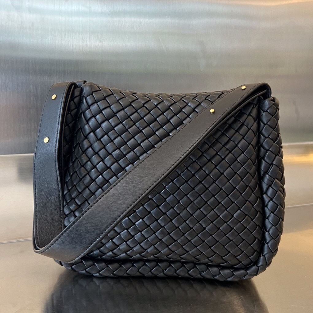 bo*te*ga Ve*ne*ta small cobble shoulder bag