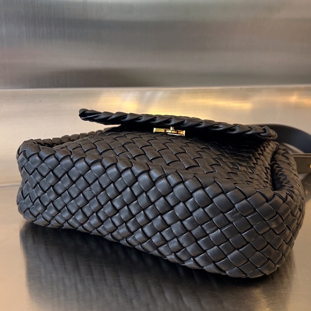 bo*te*ga Ve*ne*ta small cobble shoulder bag