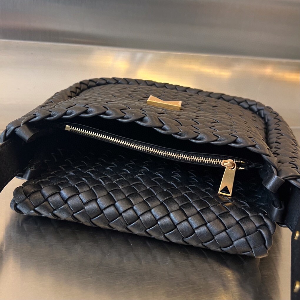 bo*te*ga Ve*ne*ta small cobble shoulder bag