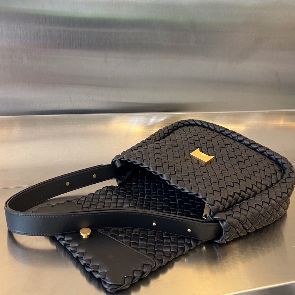 bo*te*ga Ve*ne*ta small cobble shoulder bag
