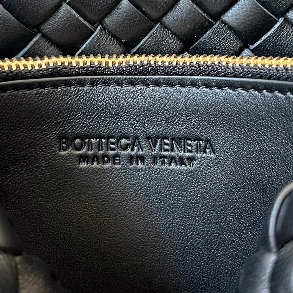 bo*te*ga Ve*ne*ta small cobble shoulder bag