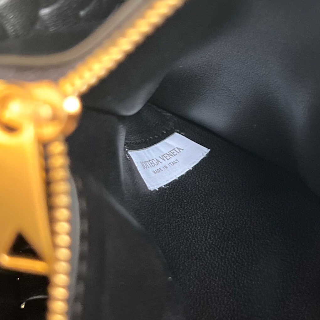 bo*te*ga Ve*ne*ta small cobble shoulder bag