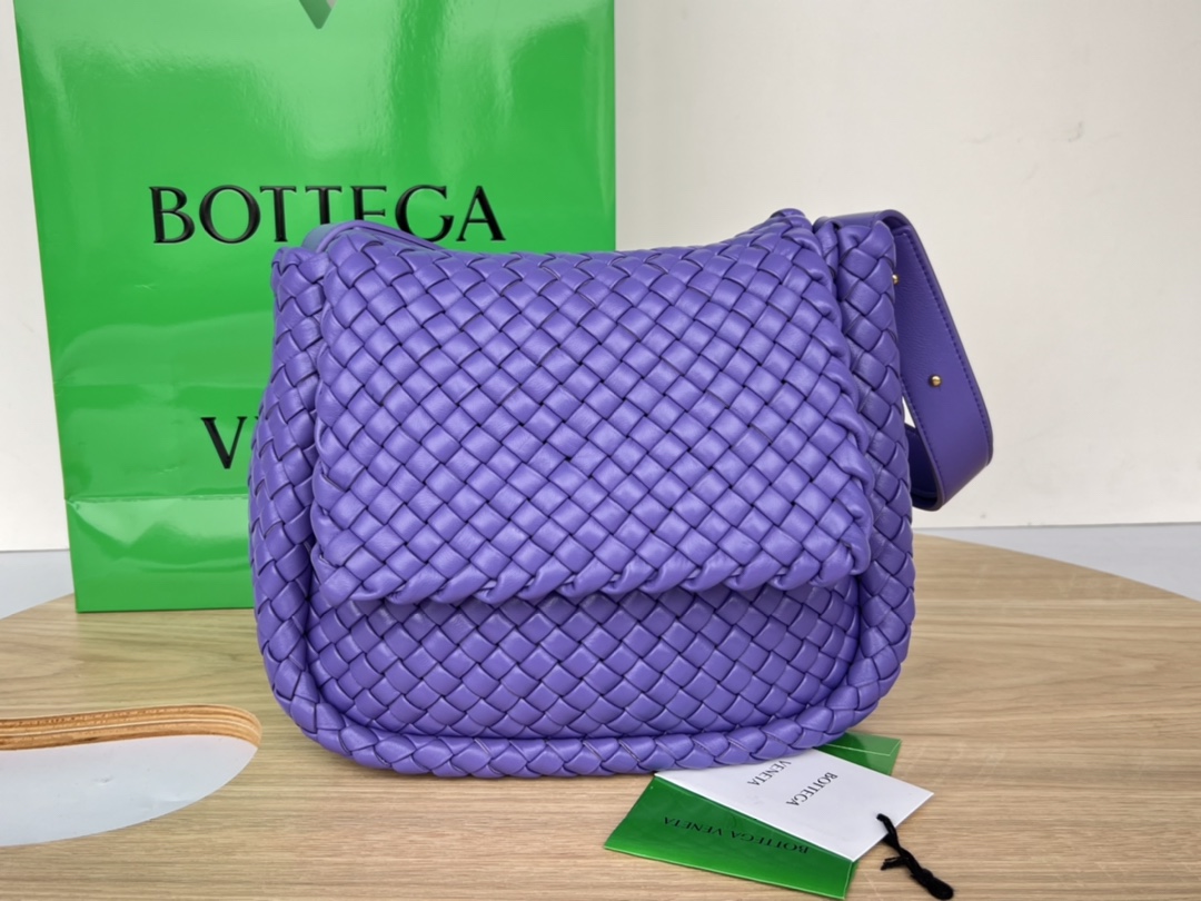 bo*te*ga Ve*ne*ta small cobble shoulder bag