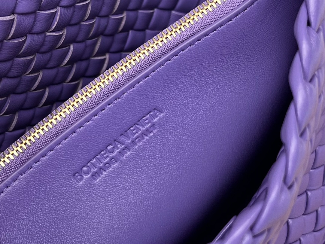 bo*te*ga Ve*ne*ta small cobble shoulder bag