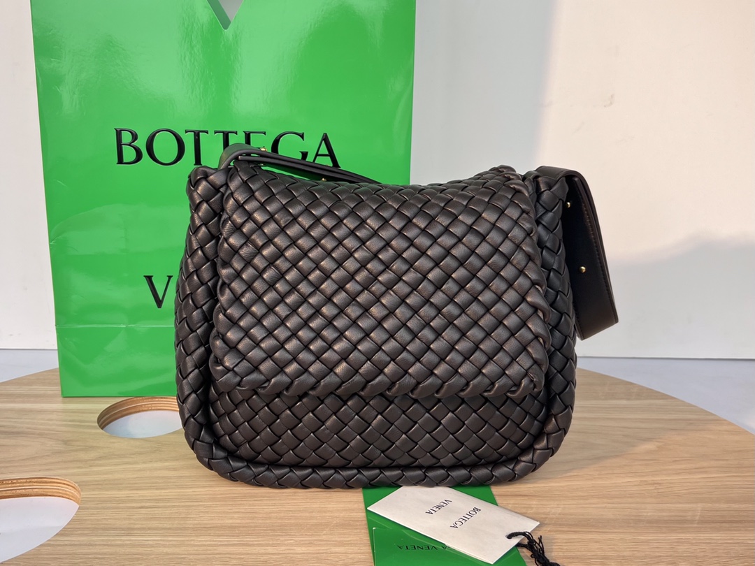 bo*te*ga Ve*ne*ta small cobble shoulder bag