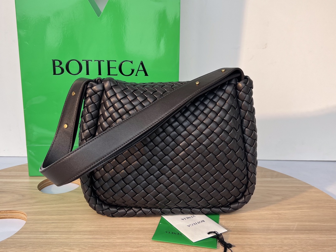 bo*te*ga Ve*ne*ta small cobble shoulder bag