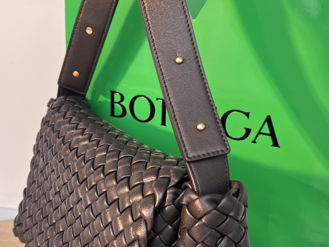 bo*te*ga Ve*ne*ta small cobble shoulder bag