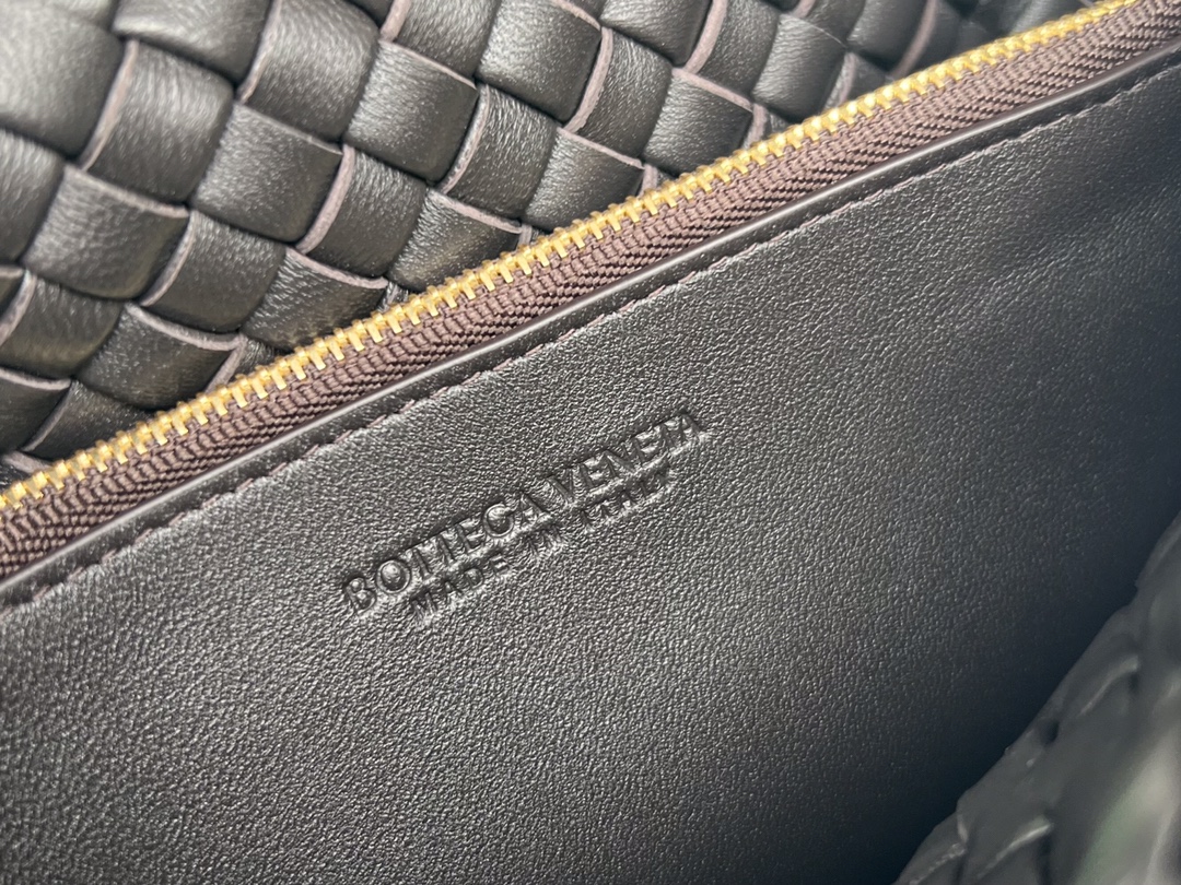 bo*te*ga Ve*ne*ta small cobble shoulder bag