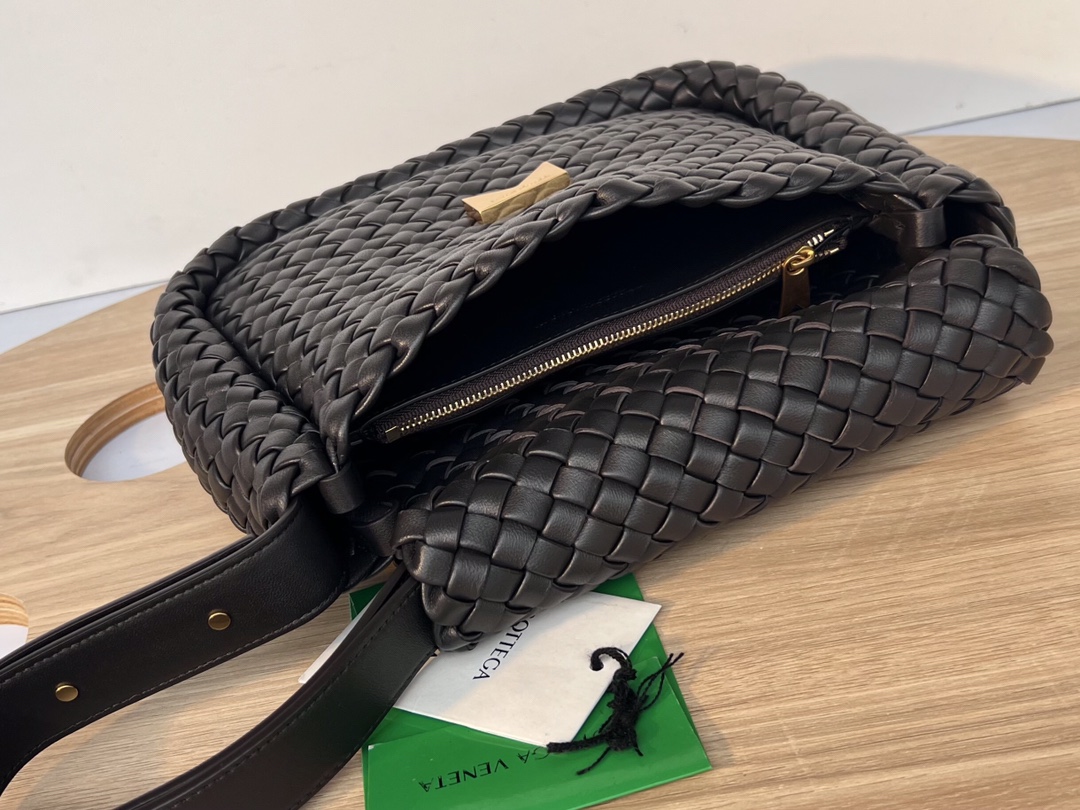 bo*te*ga Ve*ne*ta small cobble shoulder bag