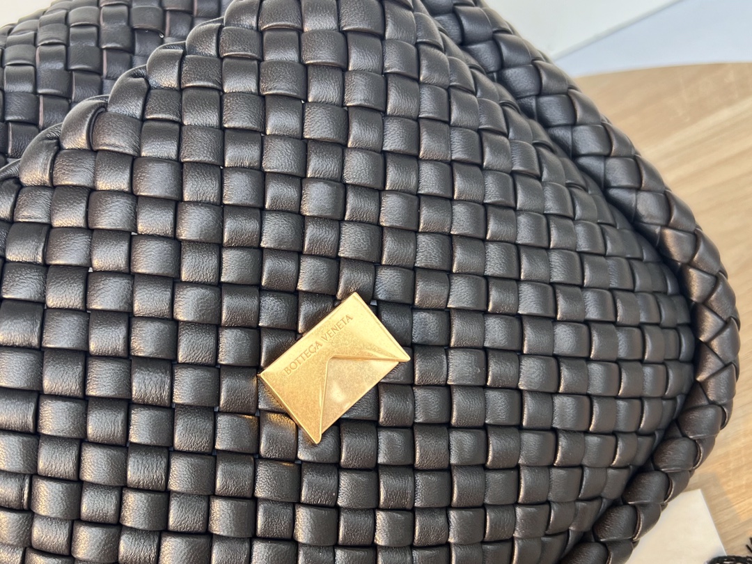 bo*te*ga Ve*ne*ta small cobble shoulder bag