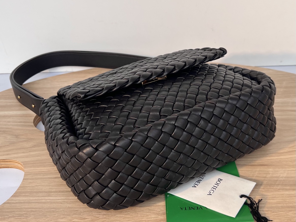 bo*te*ga Ve*ne*ta small cobble shoulder bag