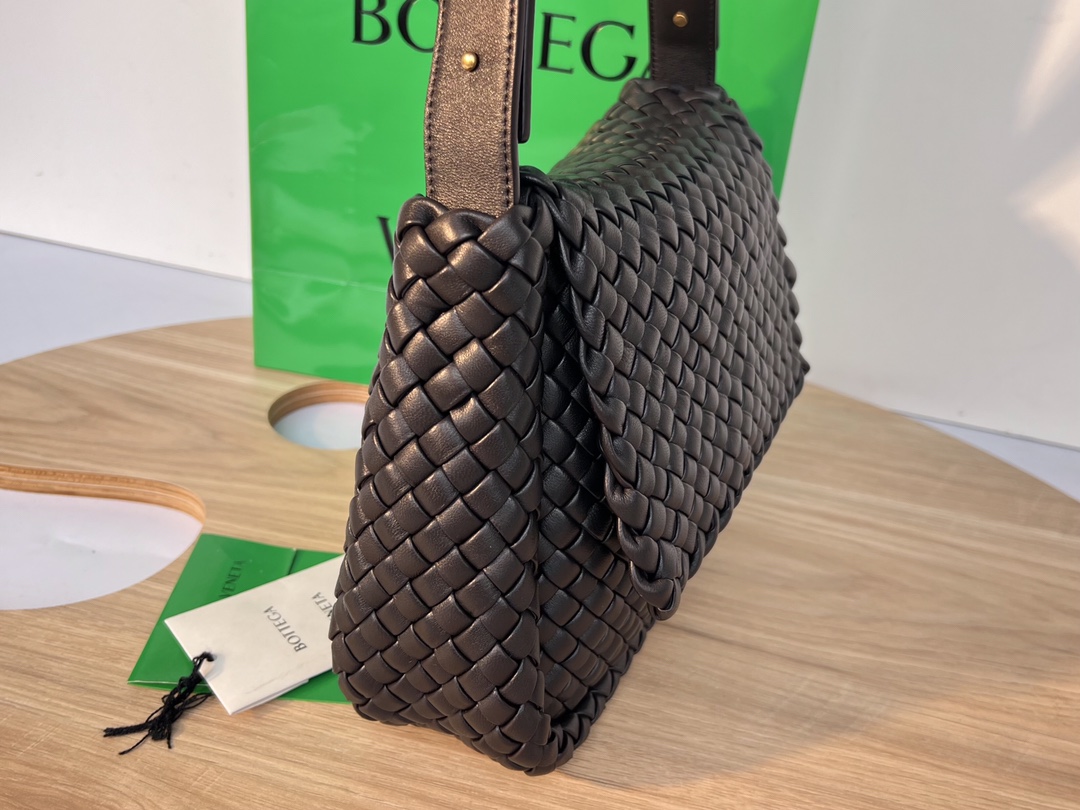 bo*te*ga Ve*ne*ta small cobble shoulder bag
