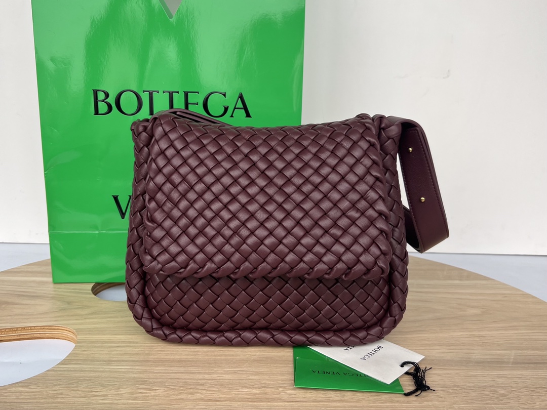 bo*te*ga Ve*ne*ta small cobble shoulder bag
