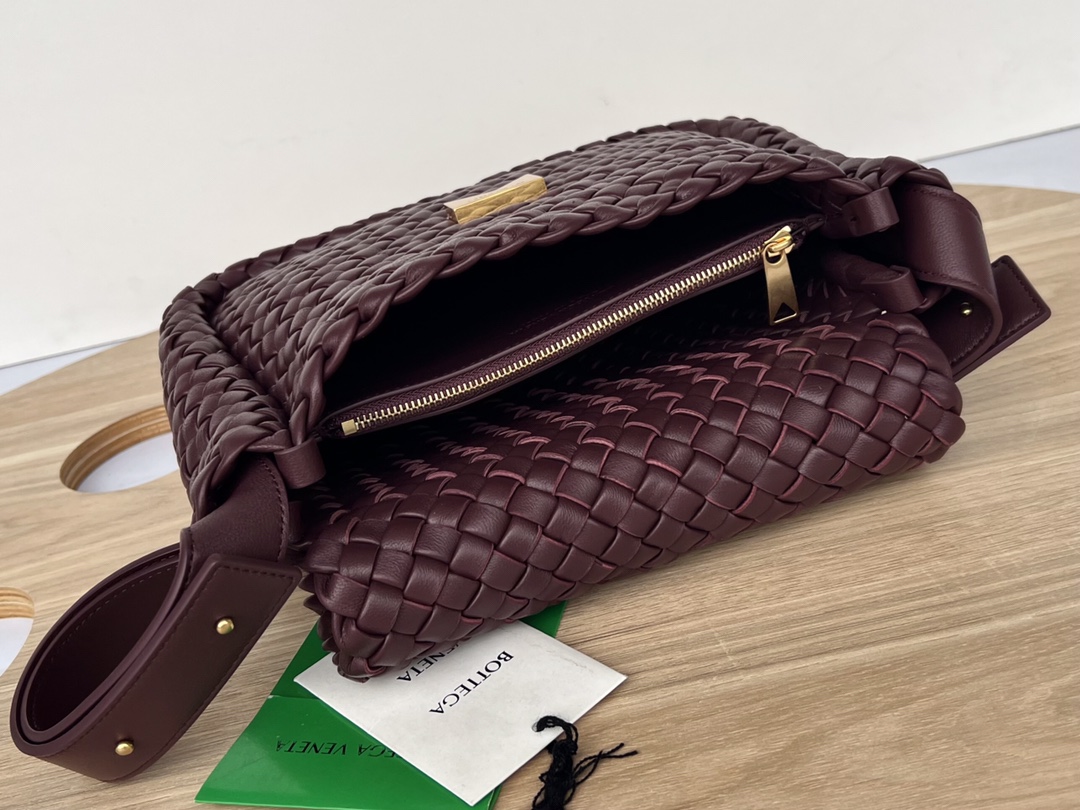 bo*te*ga Ve*ne*ta small cobble shoulder bag