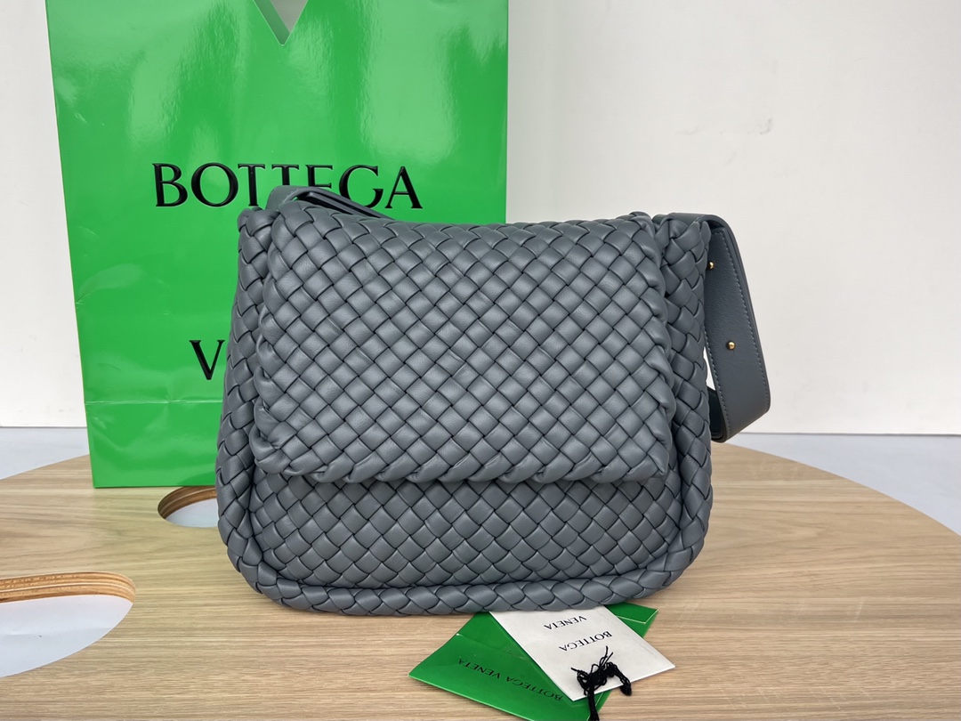 bo*te*ga Ve*ne*ta small cobble shoulder bag