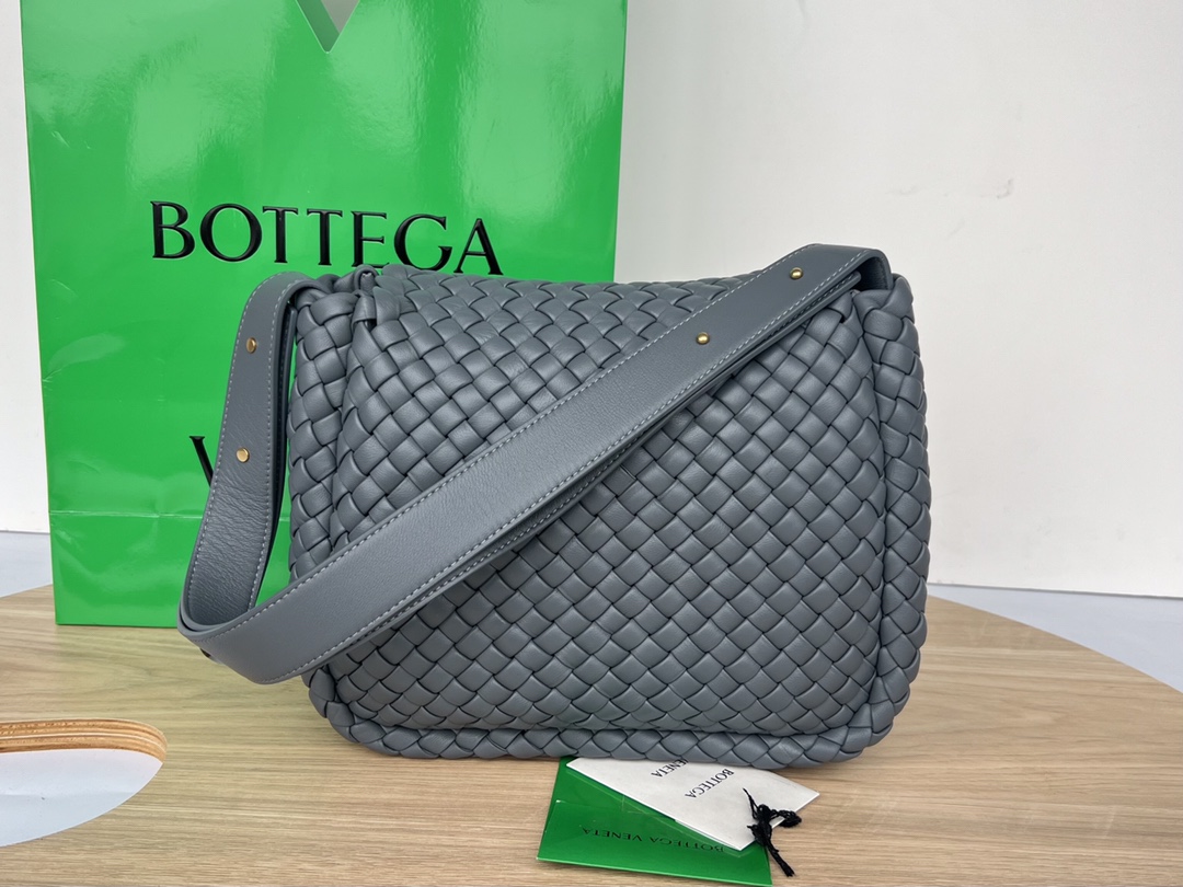 bo*te*ga Ve*ne*ta small cobble shoulder bag