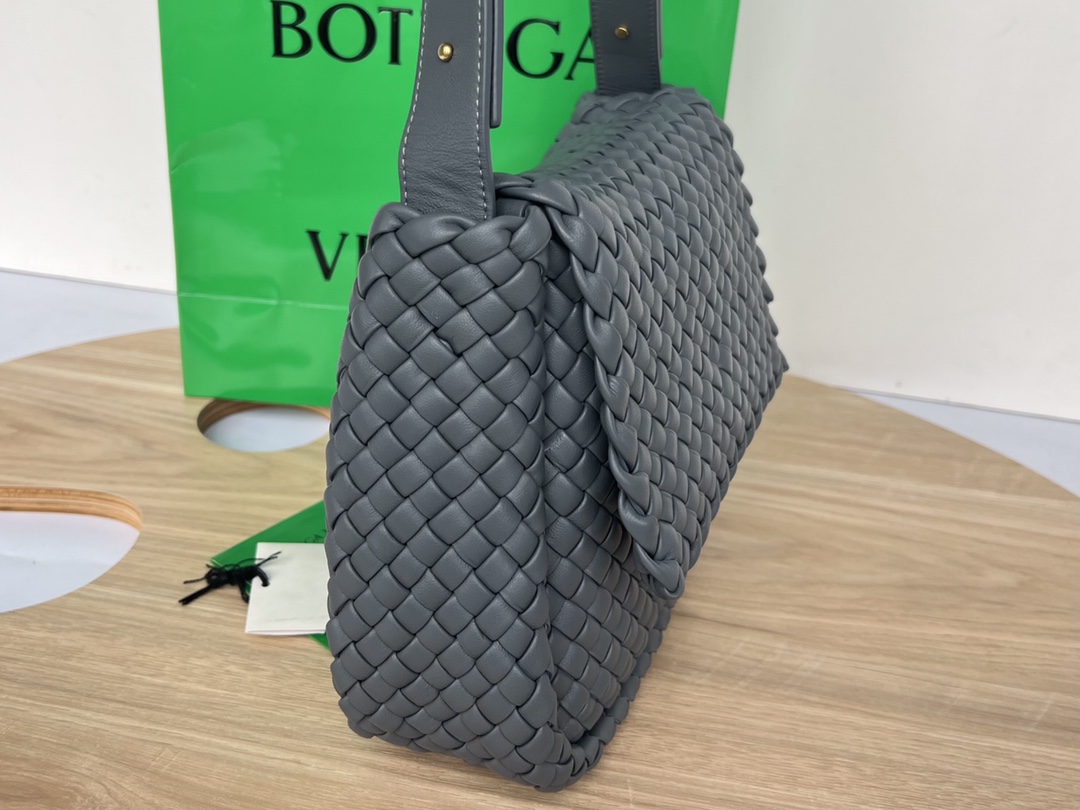 bo*te*ga Ve*ne*ta small cobble shoulder bag