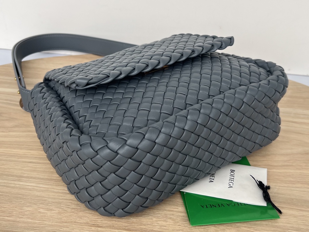 bo*te*ga Ve*ne*ta small cobble shoulder bag