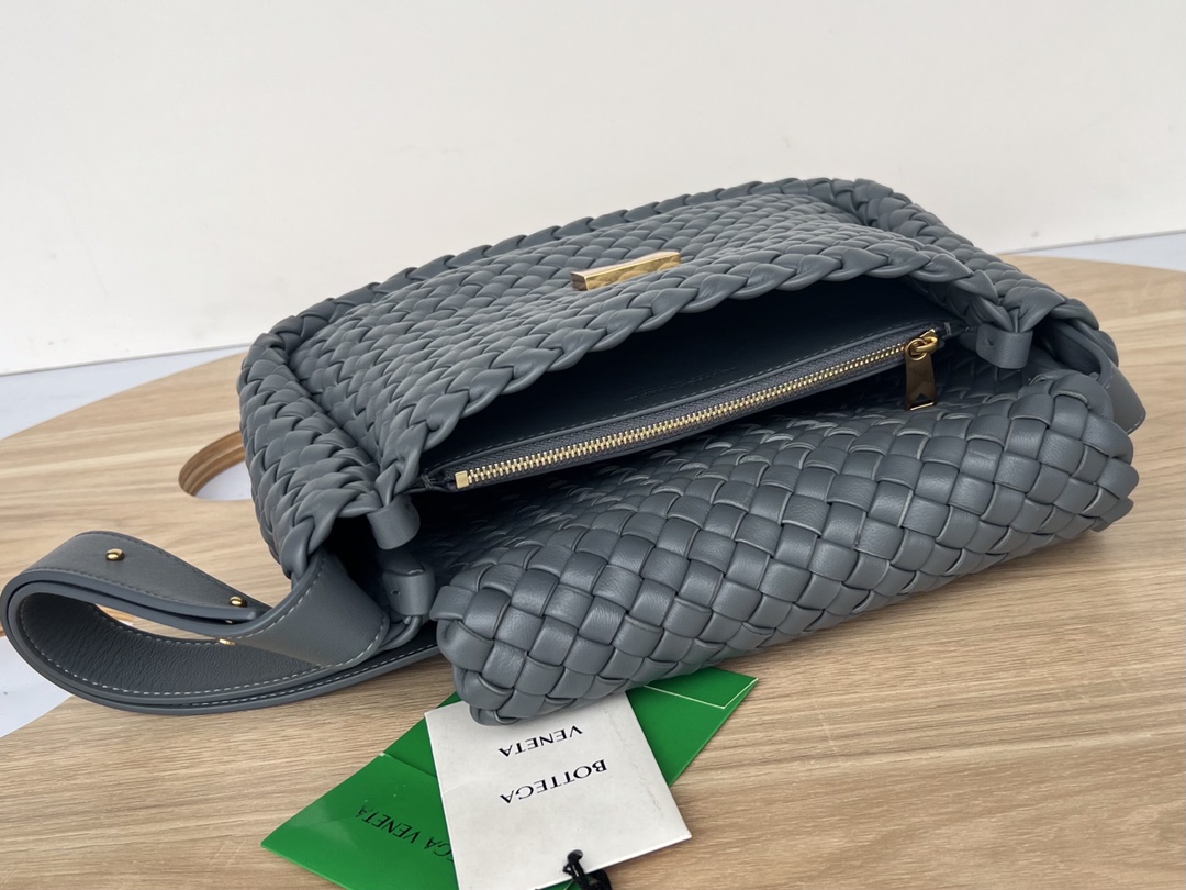 bo*te*ga Ve*ne*ta small cobble shoulder bag