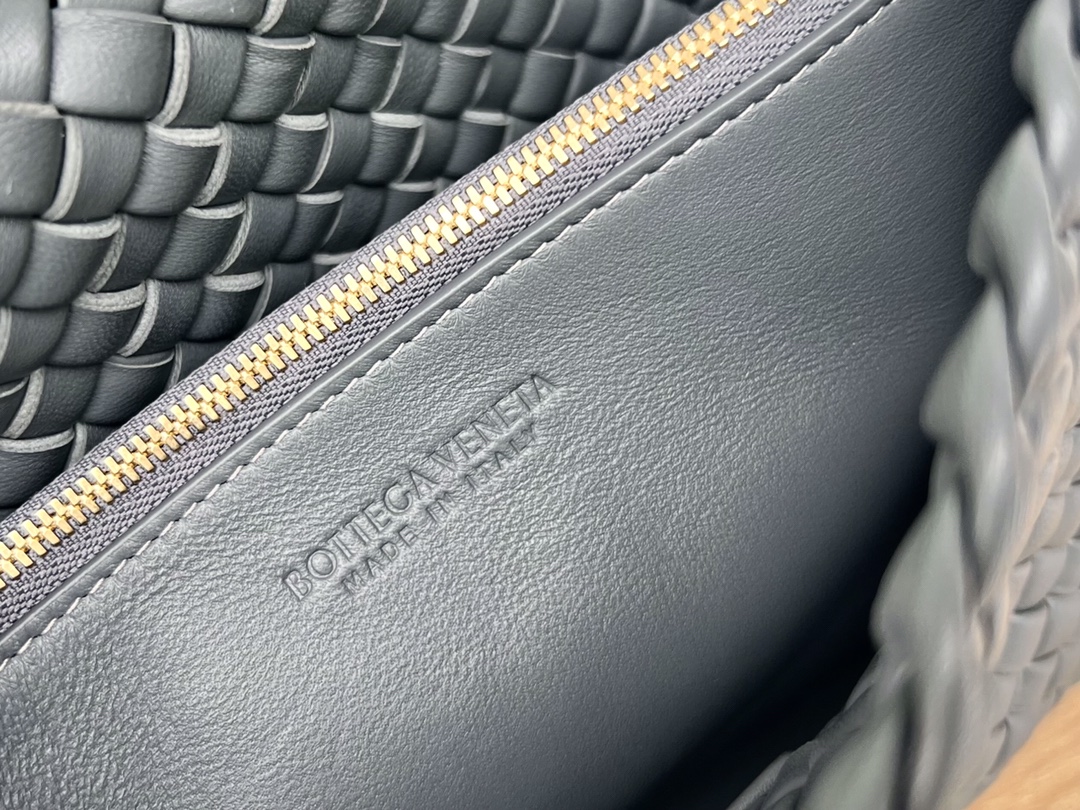 bo*te*ga Ve*ne*ta small cobble shoulder bag