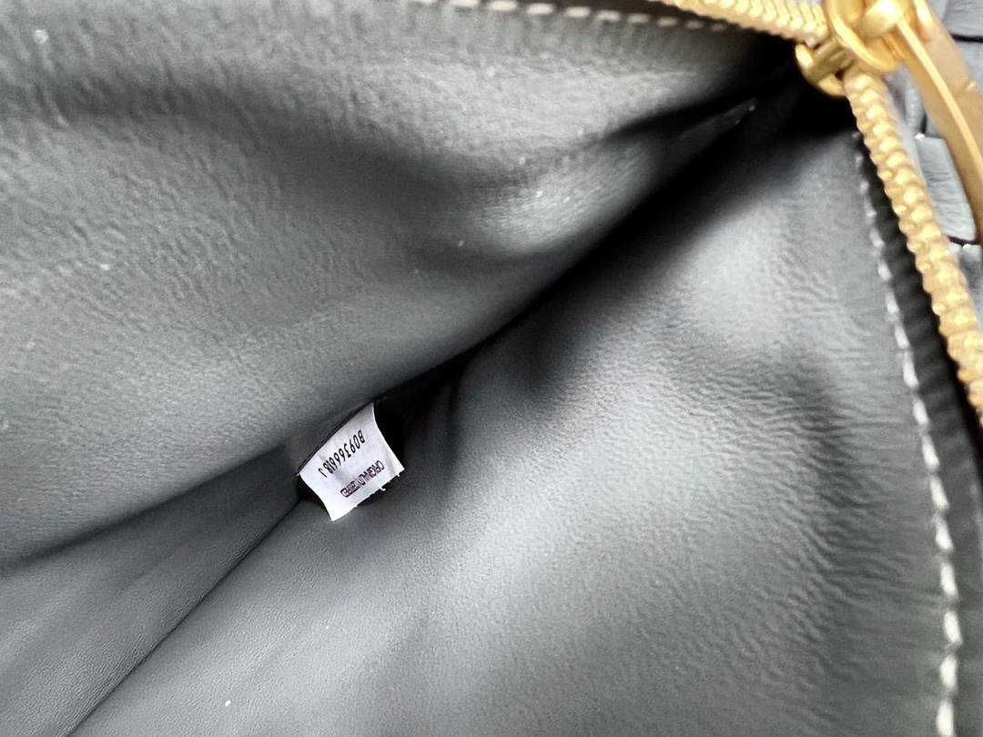 bo*te*ga Ve*ne*ta small cobble shoulder bag
