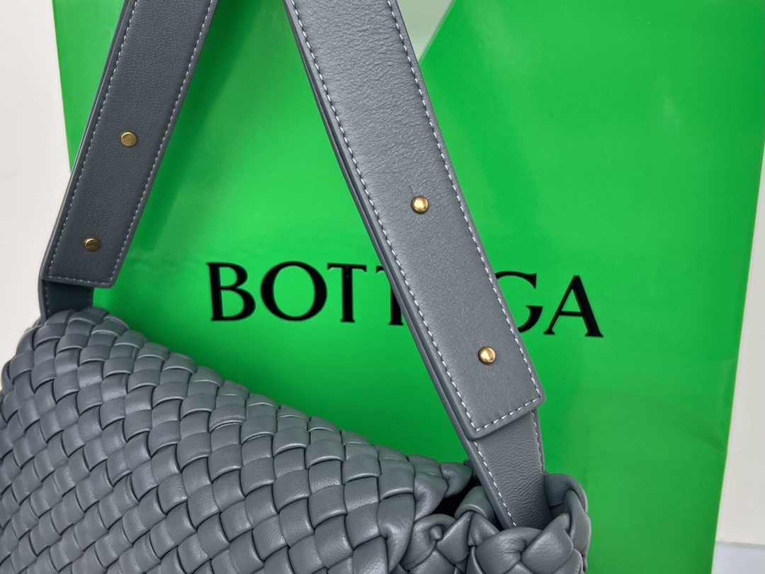 bo*te*ga Ve*ne*ta small cobble shoulder bag