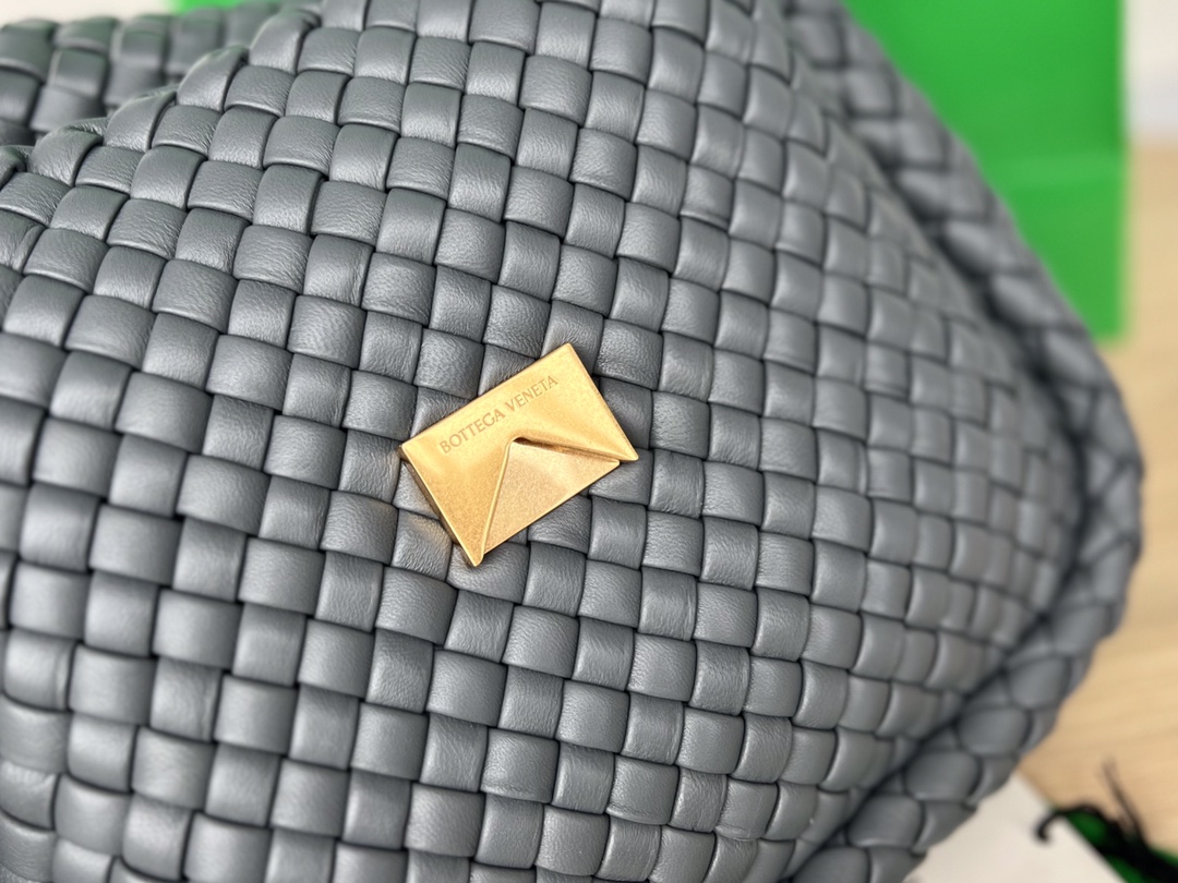bo*te*ga Ve*ne*ta small cobble shoulder bag