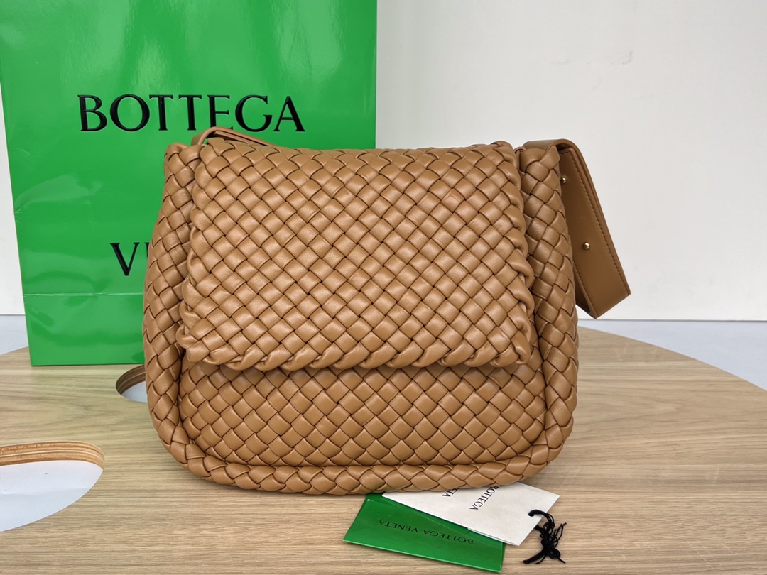 bo*te*ga Ve*ne*ta small cobble shoulder bag