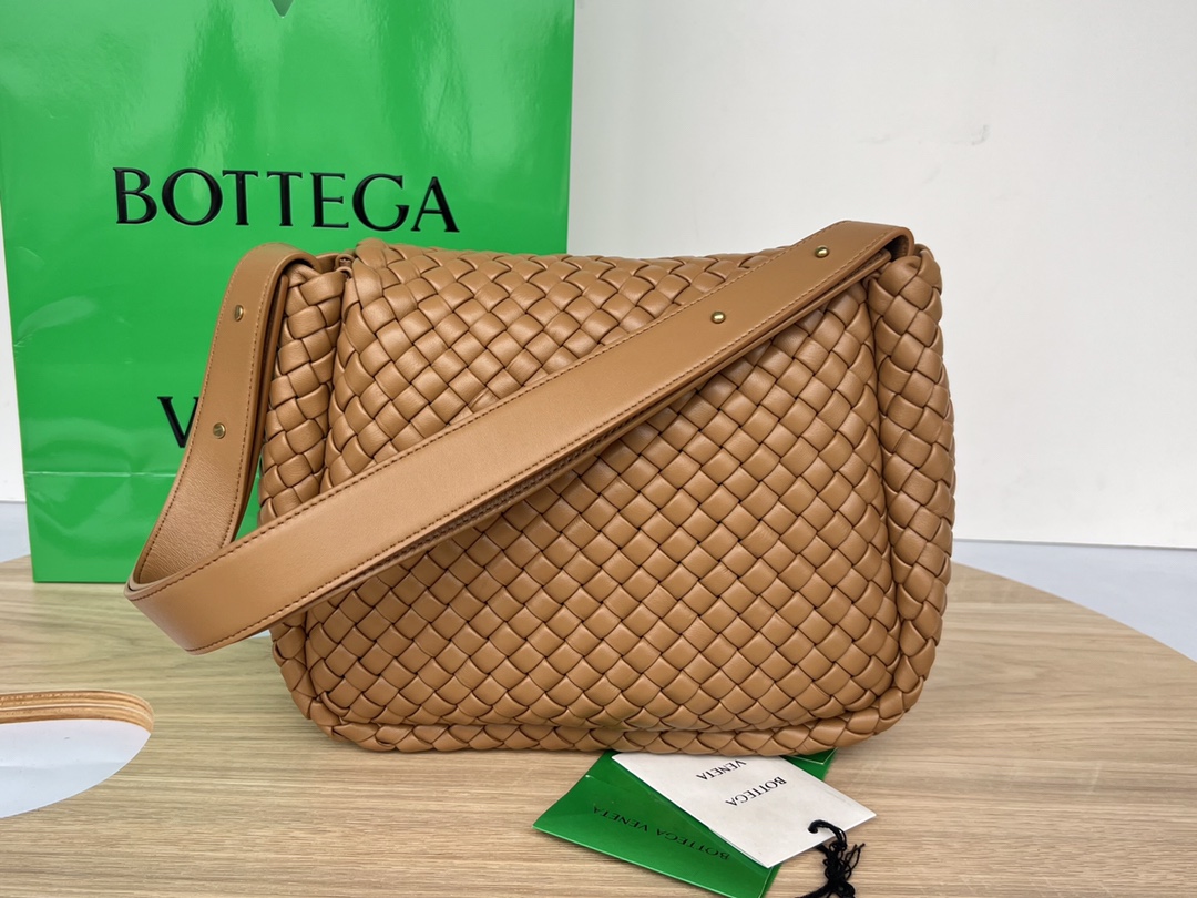 bo*te*ga Ve*ne*ta small cobble shoulder bag