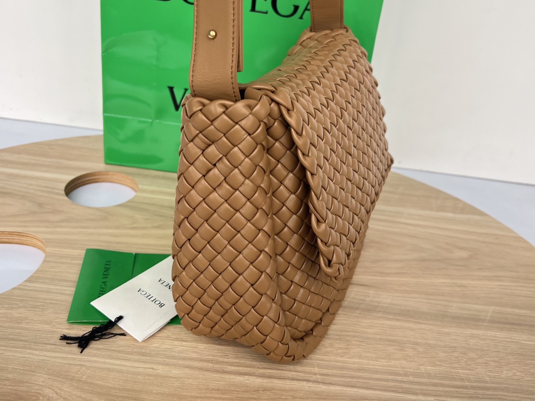 bo*te*ga Ve*ne*ta small cobble shoulder bag