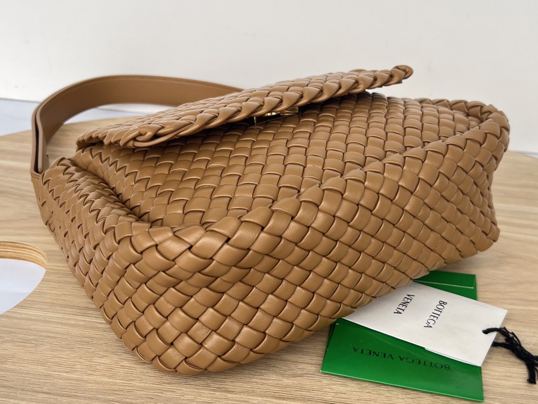 bo*te*ga Ve*ne*ta small cobble shoulder bag