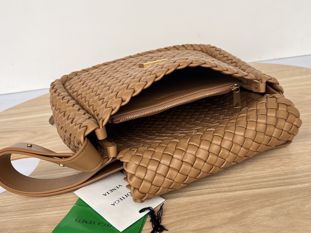 bo*te*ga Ve*ne*ta small cobble shoulder bag